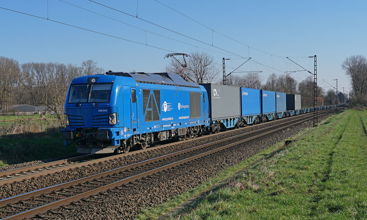 Lokomotive 248 042 am 01.03.2023 mit blauen Containern in Kaarst.
