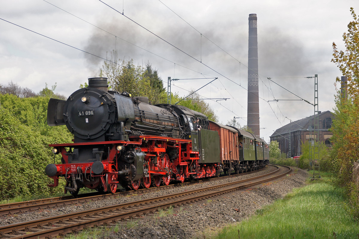 Lokomotive 41 096 am 29.04.2017 in Essen.