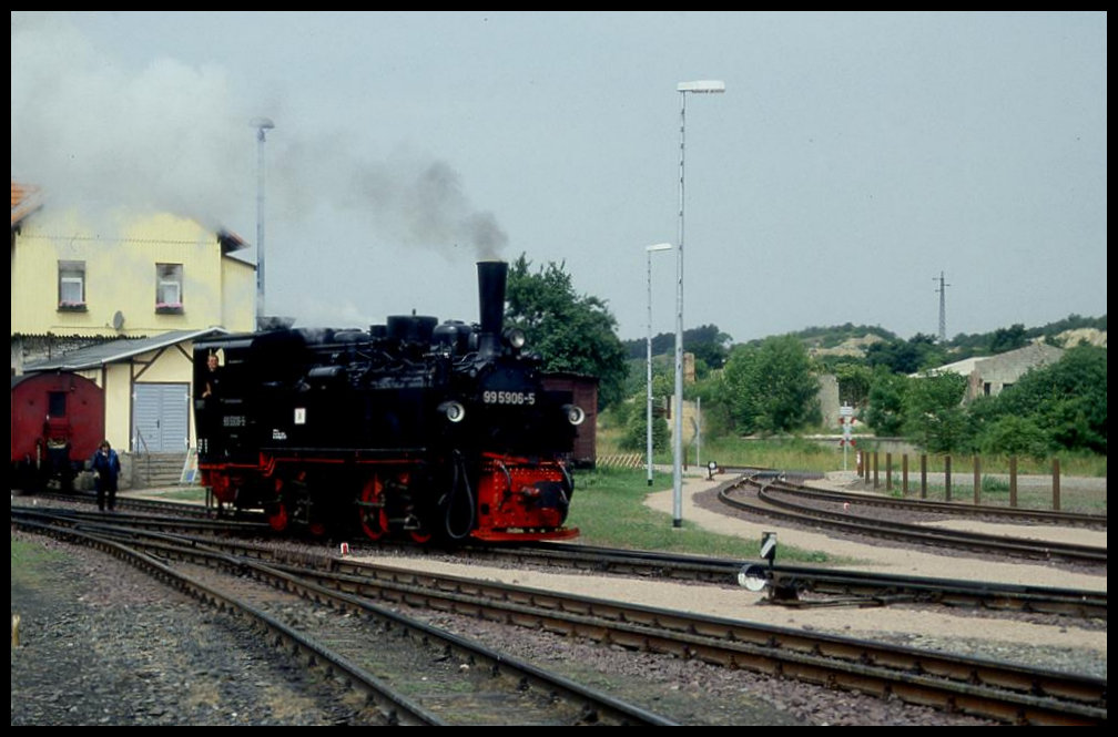 Lokomotive 995906-5 rangiert hier am 30.06.2005 im Bahnhof Gernrode.