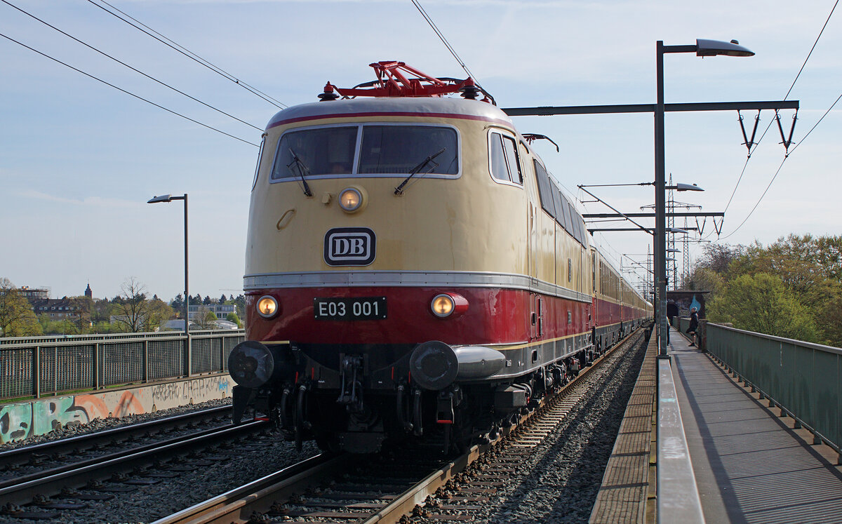 Lokomotive E03 001 am 22.04.2023 auf der Kölner Südbrücke.