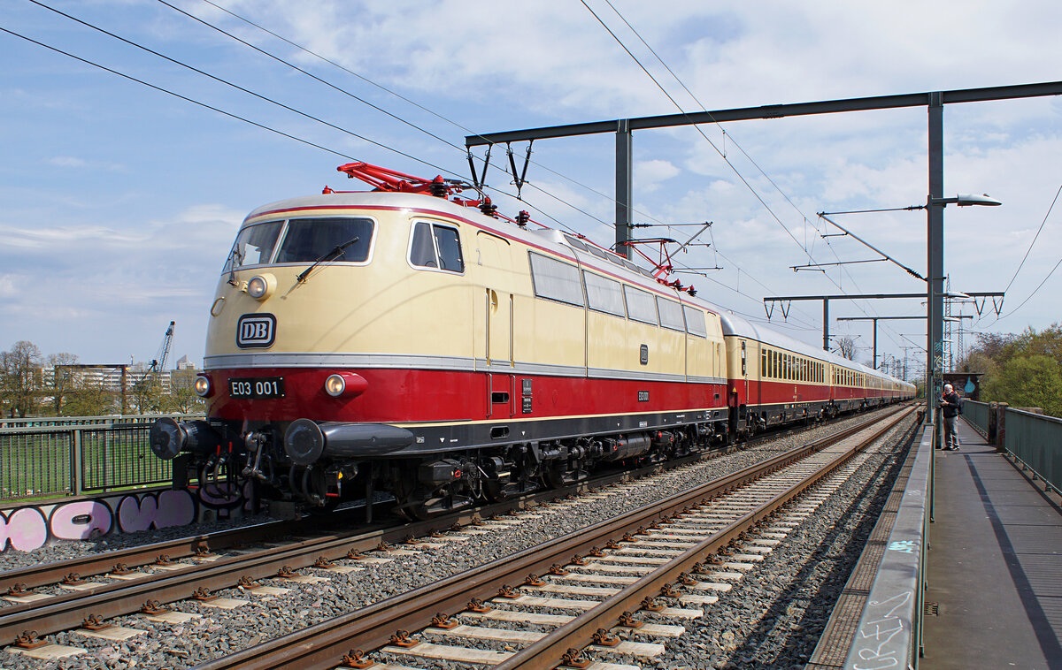 Lokomotive E03 001 am 22.04.2023 mit dem Rheingold-Zug auf der Kölner Südbrücke.