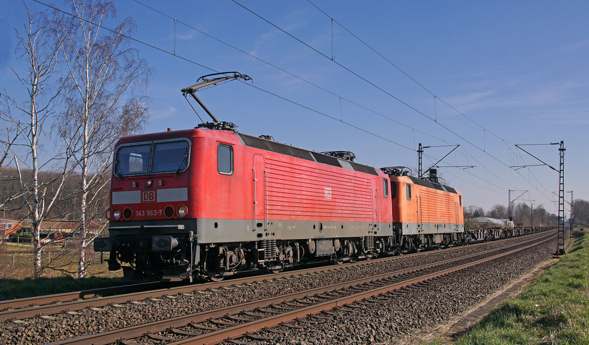 Lokomotiven 143 963-7 und 143 001 am 09.03.2022 in Kaarst.