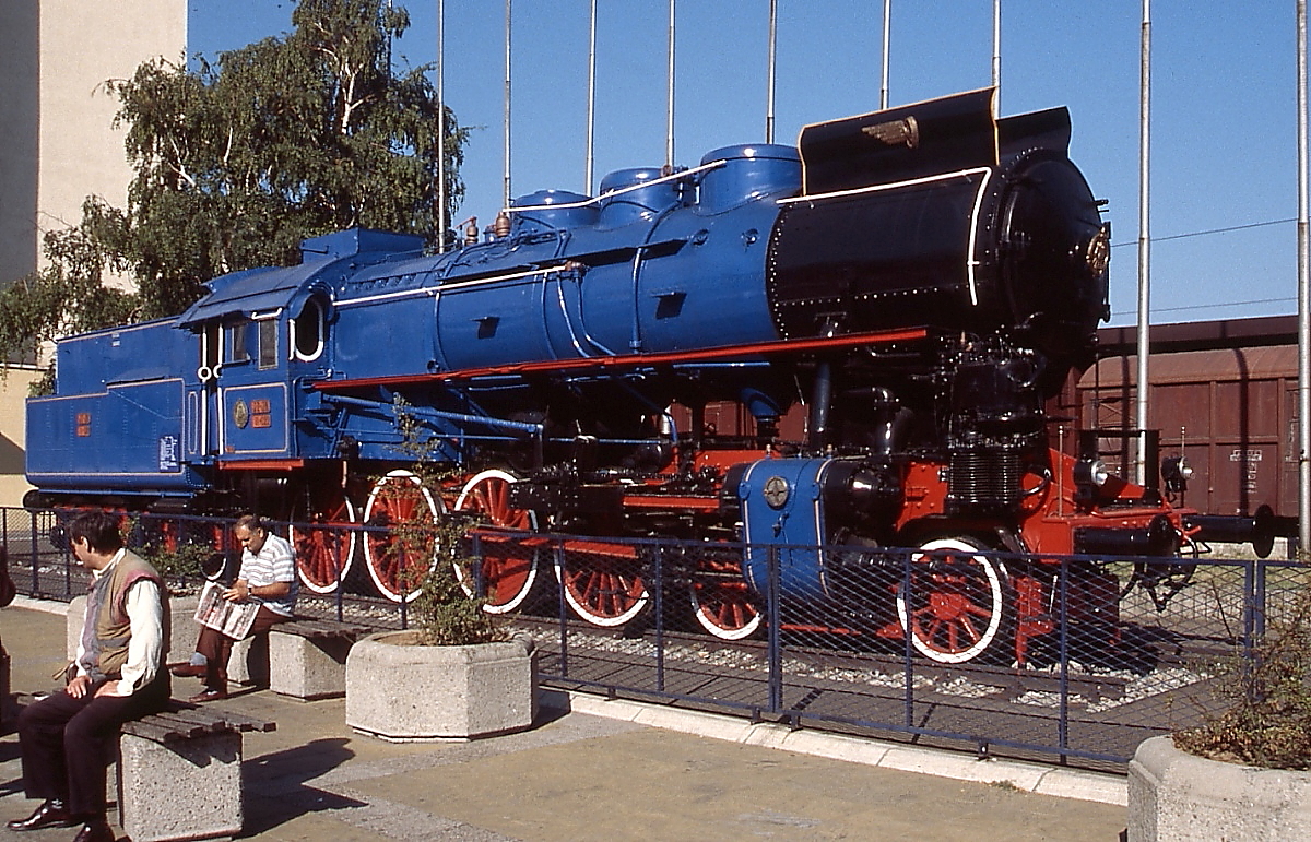 Lokomotiven für den  Blauen Zug  von Marschall Tito: 1956 stellte die JZ einen Salonwagenzug für in- und ausländische Staatsreisen des jugoslawischen Präsidenten in Dienst, der von extra dafür abgestellten Lokomotiven befördert wurde. Zunächst waren dies drei Dampflokomotiven der Reihe 11 (= MAV 424). Die 11-023 steht heute im Eisenbahnmuseum Ljubljana, die 11-015 im Eisenbahnmuseum Zagreb und die 11-022 wie auf diesem Bild vom Sommer 2005 zu sehen vor dem Hauptbahnhof in Belgrad.