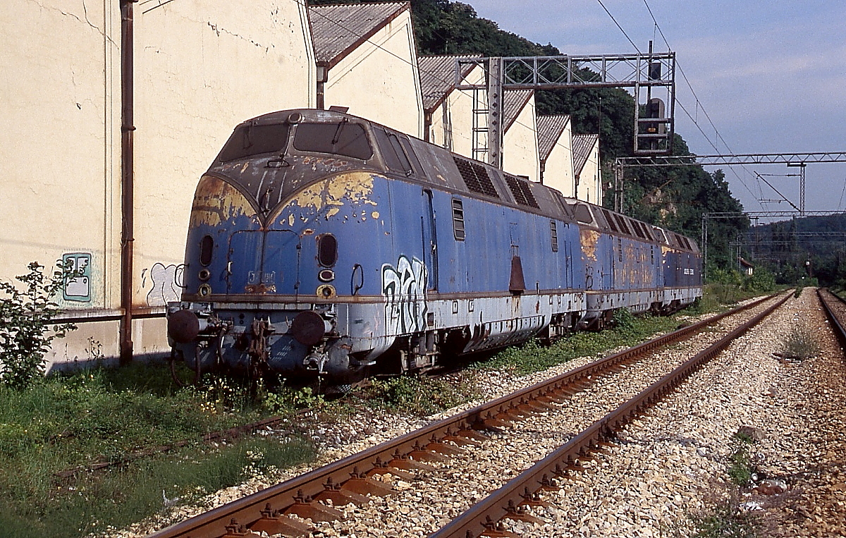 Lokomotiven für den  Blauen Zug  von Marschall Tito: 1957/58 beschaffte die JZ für den Salonwagenzug bei Krauss-Maffei drei Diesellokomotiven des Typs ML 2200 C'C', eine sechsachsige Variante der DB-V 200, die später als Reihe 761 eingereiht wurden. Bis etwa 1991 wurden sie im Plandienst in Subotica eingesetzt und anschließend dort abgestellt, wo sie sich auch noch im Juni 2000 in einem heruntergekommenen Zustand befanden. Im Sommer 2005 waren sie in Topcider südlich von Belgrad vor der Halle, in der der  Blaue Zug  (in einem wesentlich besseren Zustand) untergebracht ist, abgestellt. Sie gehören dem dortigen Eisenbahnmuseum. Nach einem Foto aus dem Jahre 2016 stehen sie auch heute noch dort, an ihrem desolaten Zustand hat sich anscheinend aber leider nichts geändert...