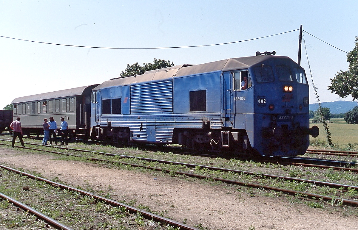 Lokomotiven für den  Blauen Zug  von Marschall Tito: Die letzte Lokomotivbeschaffung für den Salonwagenzug waren vier Diesellokomotiven der Reihe 666, die EMD 1978 an die JZ lieferte. Im Juni 2000 ist die 666-002  Kozara  mit einem Güterzug auf der Nebenstrecke von Markovaz nach Resavica unterwegs.