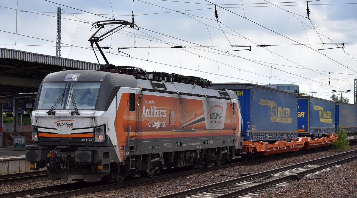 LOKORAIL, a.s., Bratislava [SK]  383 219-3  [NVR-Nummer: 91 54 6383 219-5 SK-RAILL] mit einem KLV-Zug Richtung Rostock-Seehafen am 23.04.24 Höhe Bahnhof Schönefeld bei Berlin.