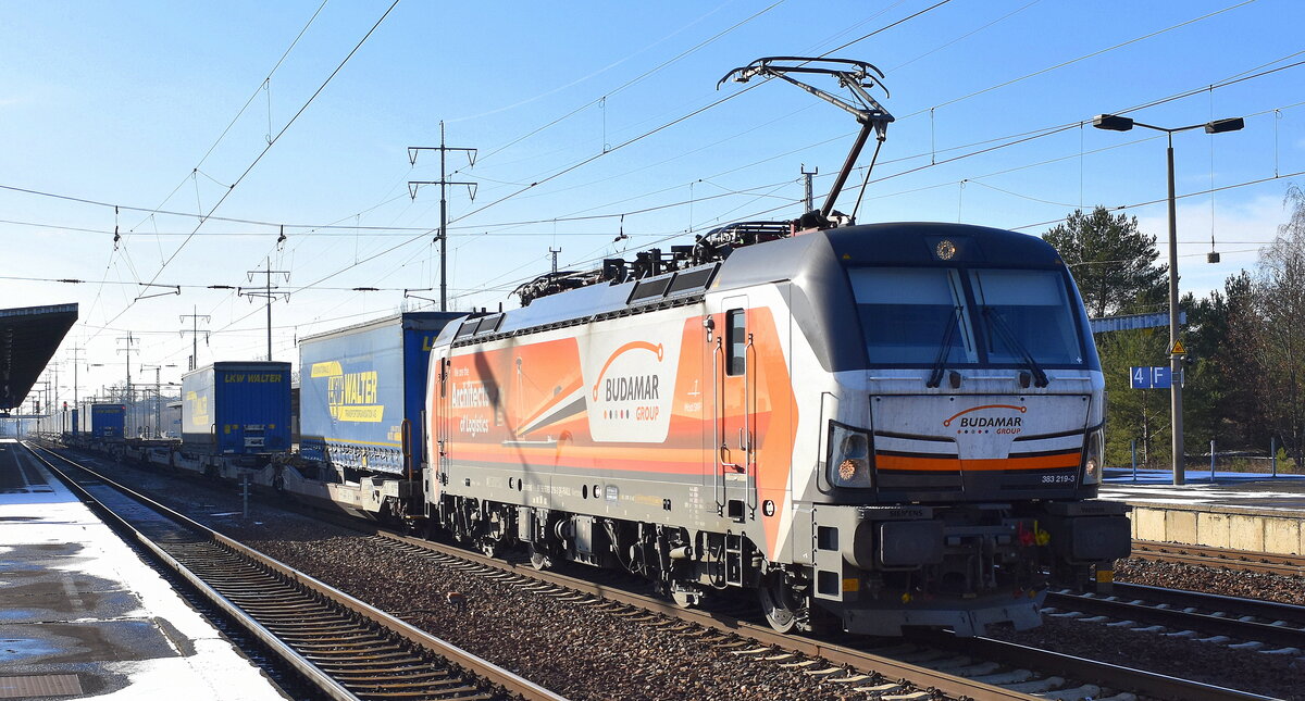 LOKORAIL, a.s., Bratislava [SK] mit der  383 219-3  [NVR-Nummer: 91 54 6383 219-3 SK-RAILL] und KLV-Zug Richtung Rostock Seehafen am 07.02.23 Durchfahrt Bahnhof Flughafen BER Terminal 5