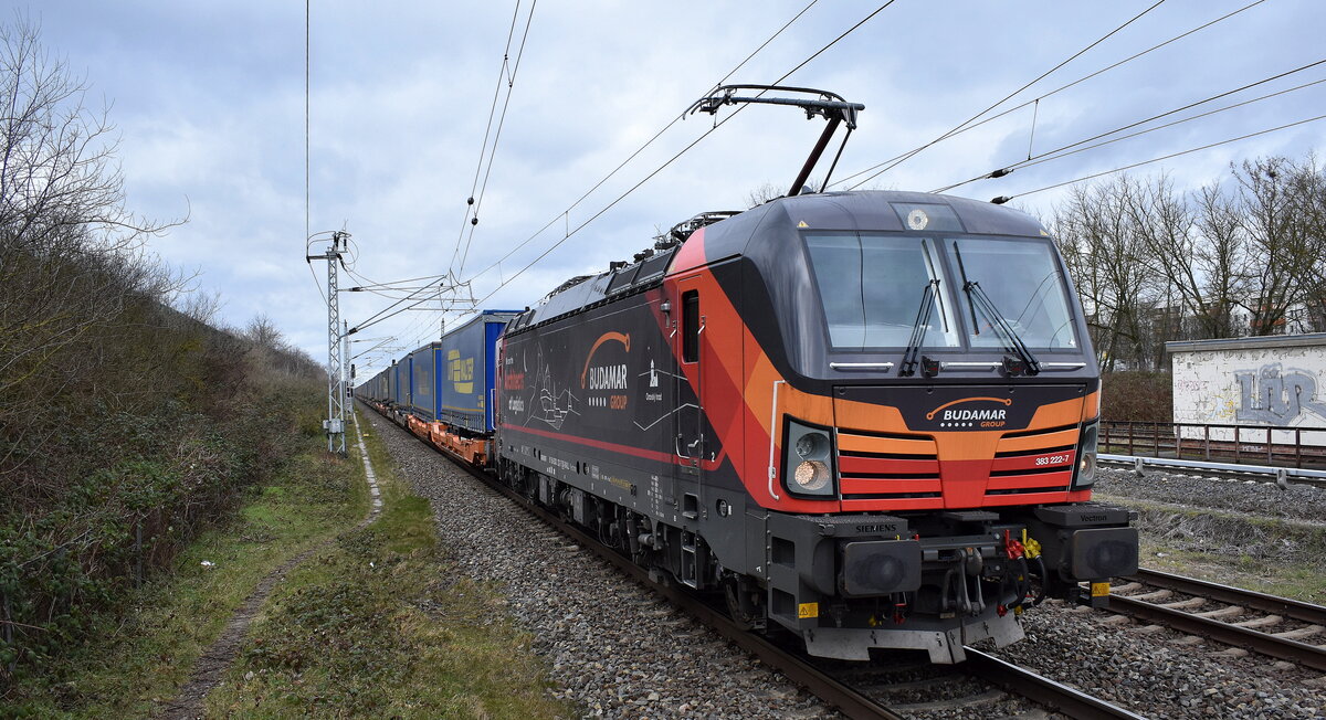 LOKORAIL, a.s., Bratislava [SK] mit der recht neuen Vectron  383 222-7  [NVR-Nummer: 91 56 6383 222-7 SK-RAILL] und KLV-Zug aus Rostock Seehafen kommend am 13.03.23 Durchfahrt Bahnhof Berlin-Hohenschönhausen.