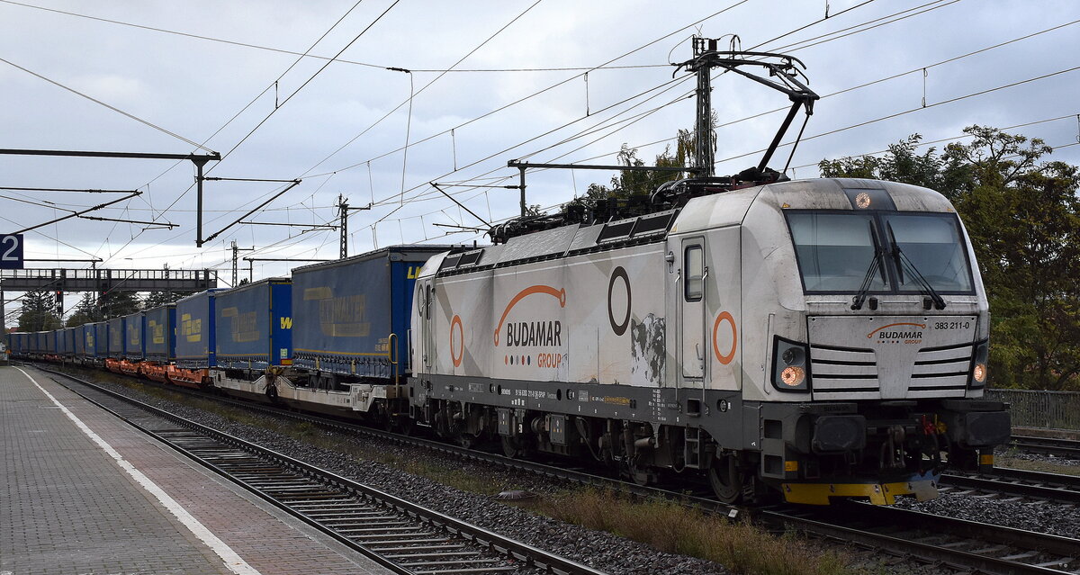 LOKORAIL, a.s., Bratislava [SK]  mit der Vectron  383 211  [NVR-Nummer: 91 56 6383 211-0 SK-SPAP] und einem KLV-Zug am 07.11.23 Höhe Bahnhof Niederndodeleben.
