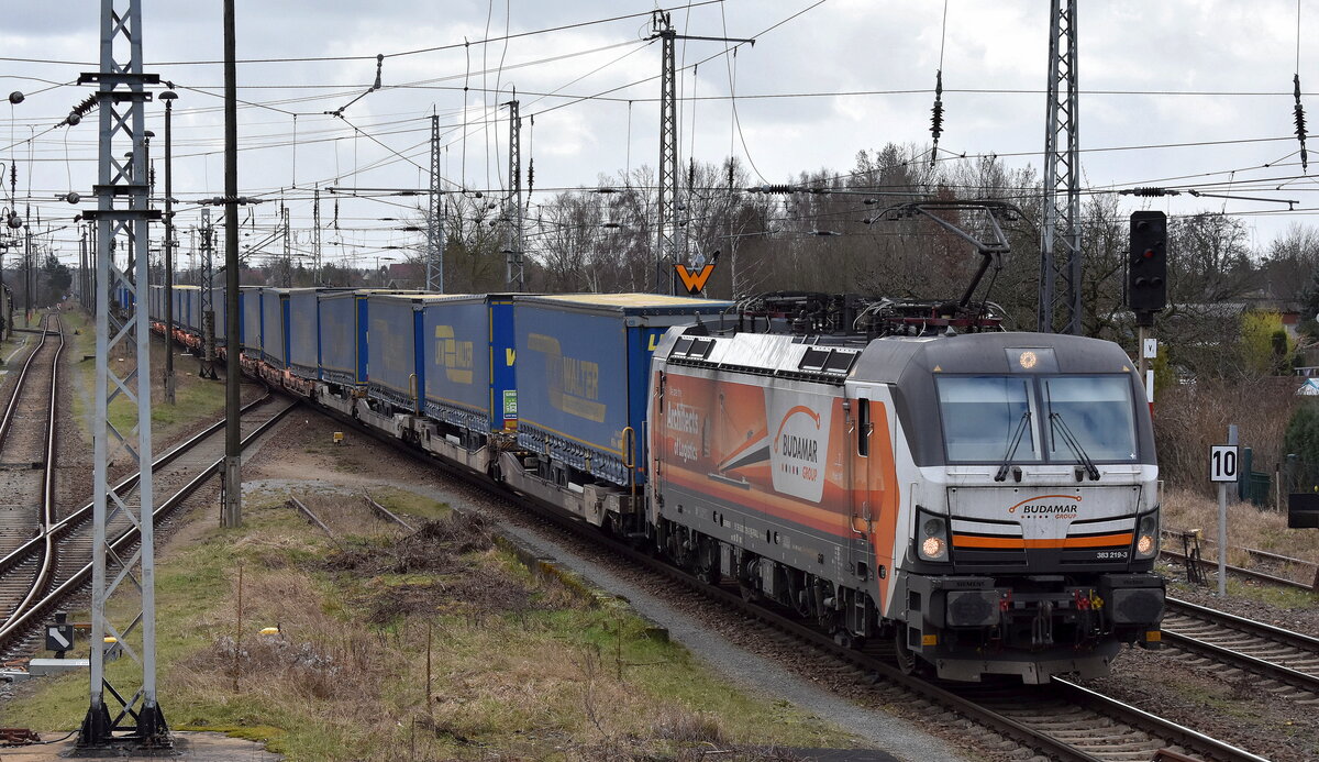 LOKORAIL, a.s., Bratislava [SK] mit der Vectron  383 219-3  [NVR-Nummer: 91 54 6383 219-3 SK-RAILL]  und einem KLV-Zug am 20.02.24 Durchfahrt Bahnhof Falkenberg/Elster.