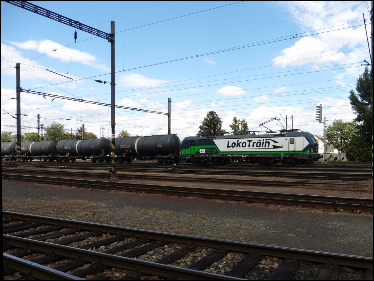 Lokotrain 193 222-7 fährt durch denHbf. Kralupy nad Vltavou am 14. 8. 2018