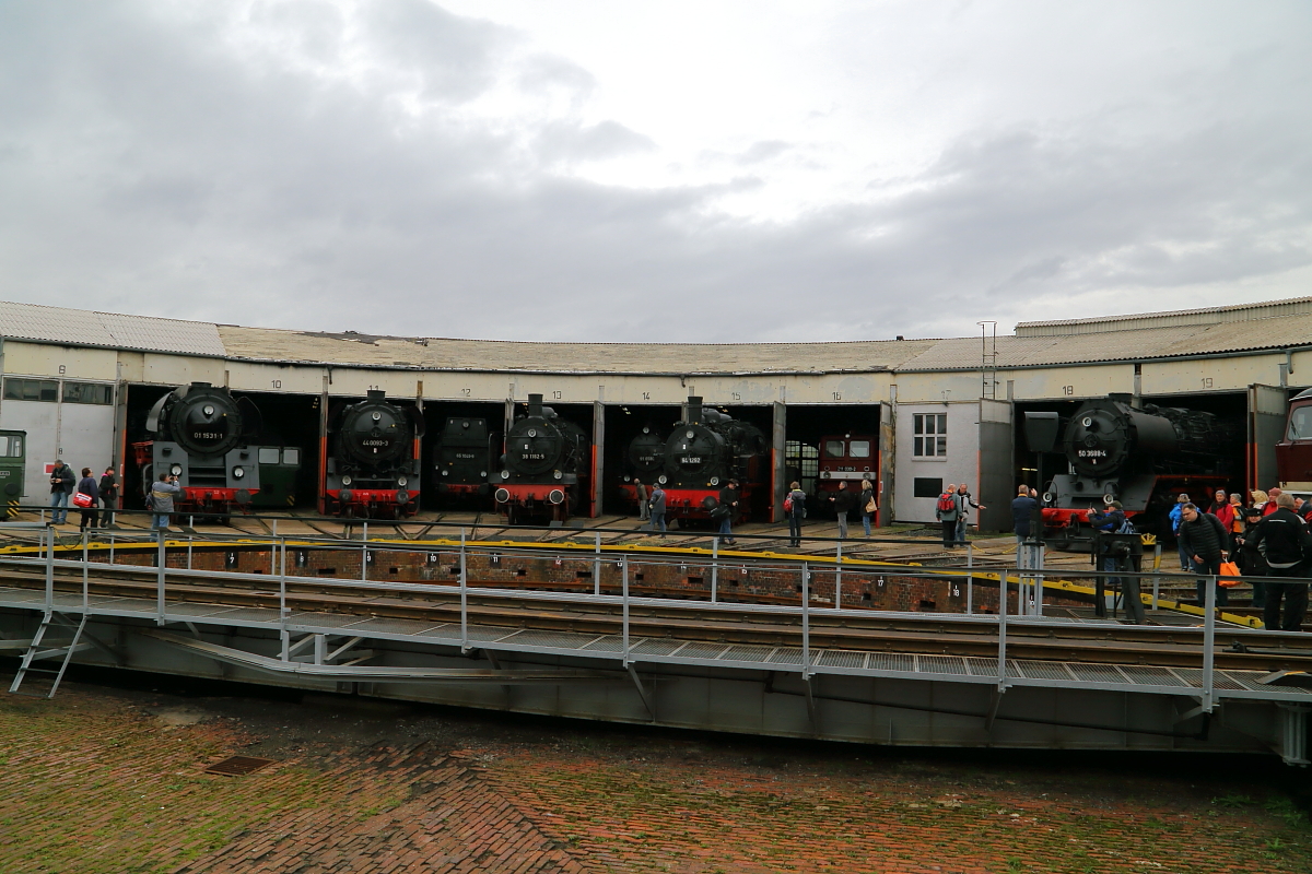 Lokparade am 07.10.2017 im Museums-Bw Arnstadt. Diese wurde extra für die Fahrgäste des angereisten Meininger Sonderzuges durchgeführt und präsentiert eine ganze Anzahl historischer Lokomotiven, wobei der Fokus hier eindeutig auf der Dampftraktion liegt.