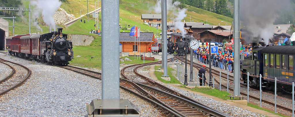 Lokparade mit 4 Furkabahn-Maschinen zusammen im Bahnhof Oberwald. Aufnahme vom Samstag, 16. Aug. 2014, 13:41