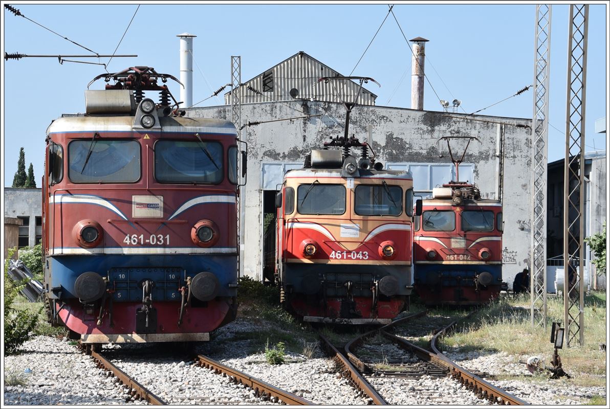 Lokparade mit 461 031, 461 042 und 461 043 in Podgorica. Aufnahme ab öffentlichem Fussweg. (02.08.2016)