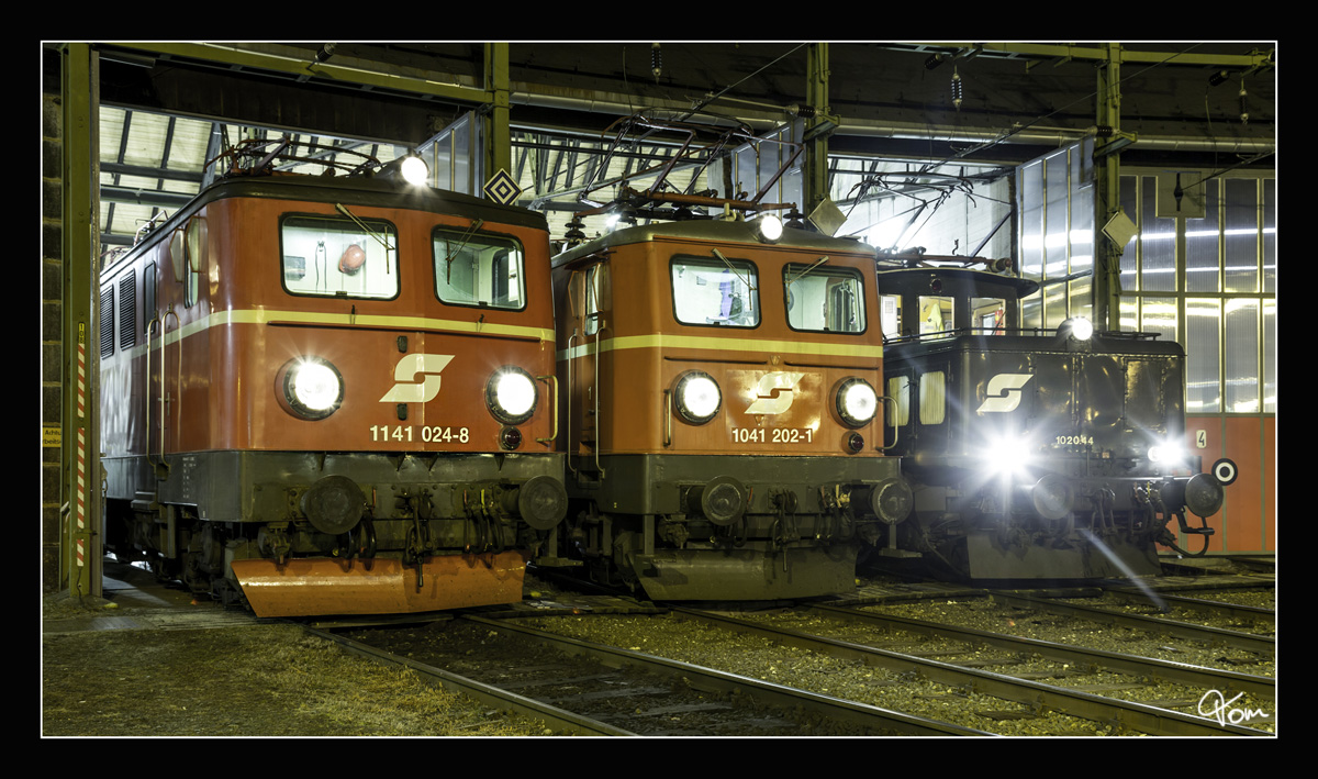 Lokparade zur nächtlichen Stunde - In den Hauptrollen 1141.024, 1041.202, 1020.44 von Rail Professionals Stütz vor dem Rundlokschuppen in Knittelfeld.
24.2.2017