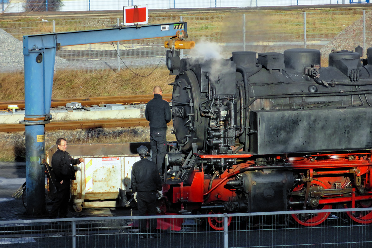 Lokpersonal der HSB mit der Lok 99 7232 an der Schlackengrube in Wernigerode. - 06.01.2015
