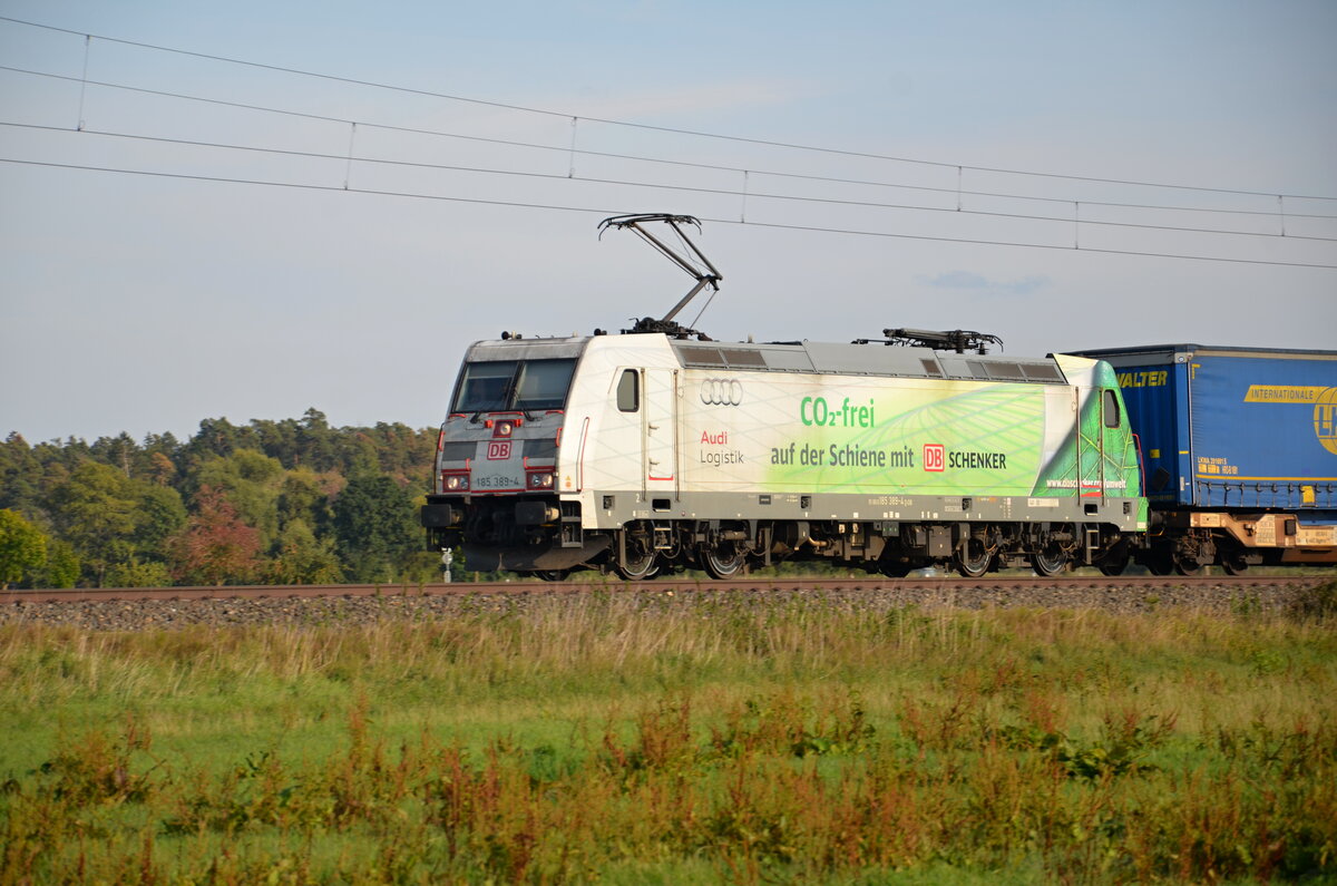 Lokporträt der DB Cargo Werbelok 185 389-4  Audi Logistik CO2 frei auf der Schiene mit DB Schenker . Die Lok zieht ihren KLV Zug am 23.09.2022 in Richtung Ansbach. Aufgenommen bei Triesdorf