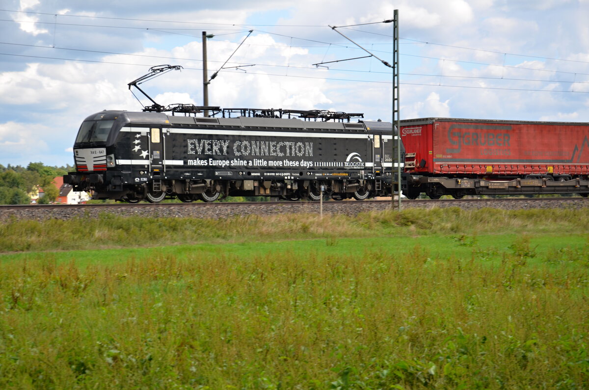 Lokporträt der MRCE Dispo Werbelok  every Conection makes Europe shine a little more these Days  193-647-5. Die Lok ist vermietet an Txl Logistics. Sie zieht einen KLV Zug in Richtung Ansbach. Aufgenommen am 04.09.2022 in der Nähe von Triesdorf.