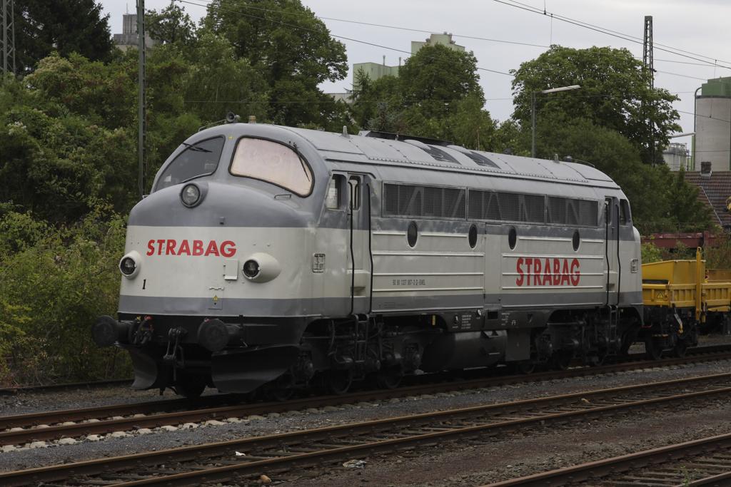 Lokportrt der NOHAB der Firma STRABAG am 16.09.2013 im Bahnhof Lengerich,
als die Maschine vor einem Kranzug eingesetzt wurde. Die komplette Loknummer
lautet: 92 80 1227 007 - 2 D - EIVEL