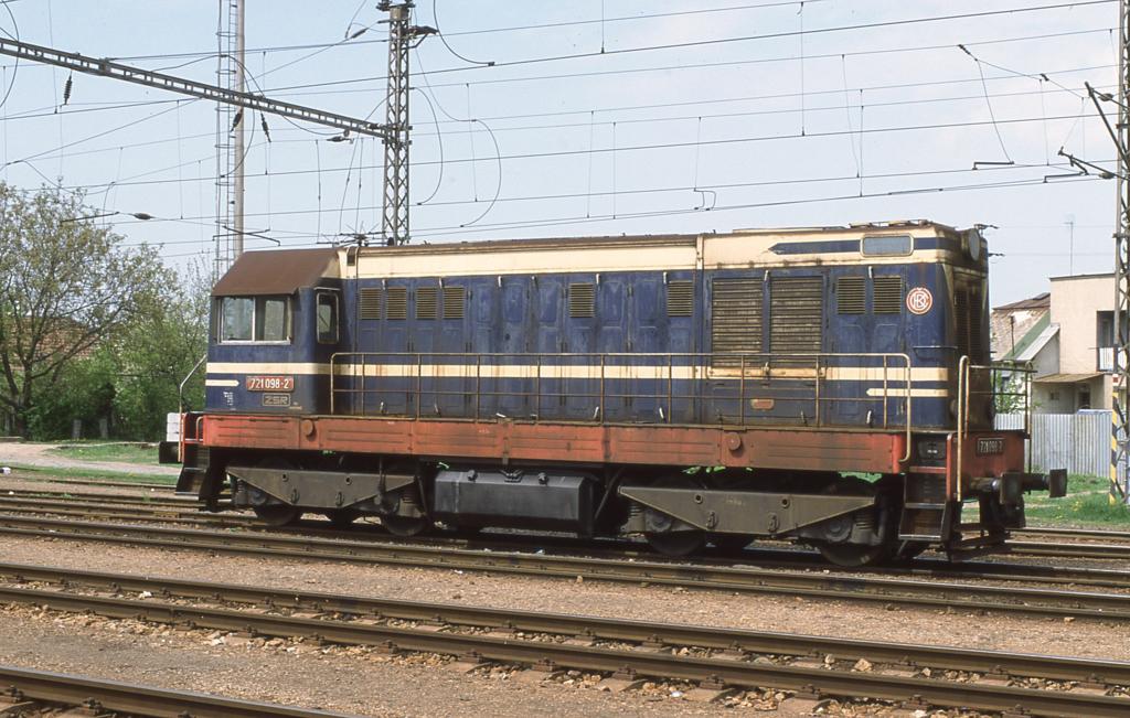 Lokportrt der slowakischen 721098 am 2.5.2003 im Bahnhof Trebisov.