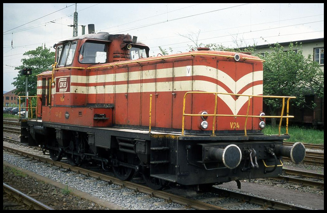 Lokporträt der V 24 der Dürener Kreisbahn im Bahnhof Düren am 13.5.1995.