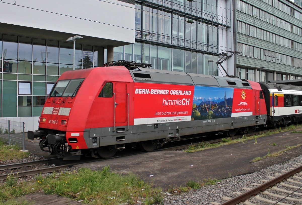 Lokportrait von 101 006-5  Bern-Berner Oberland himmlisCH , als sie mit dem EC 6 (Chur HB (Kurswagen)/Zürich HB - Dortmund Hbf) aus dem Hauptbahnhof von Freiburg ausfuhr.