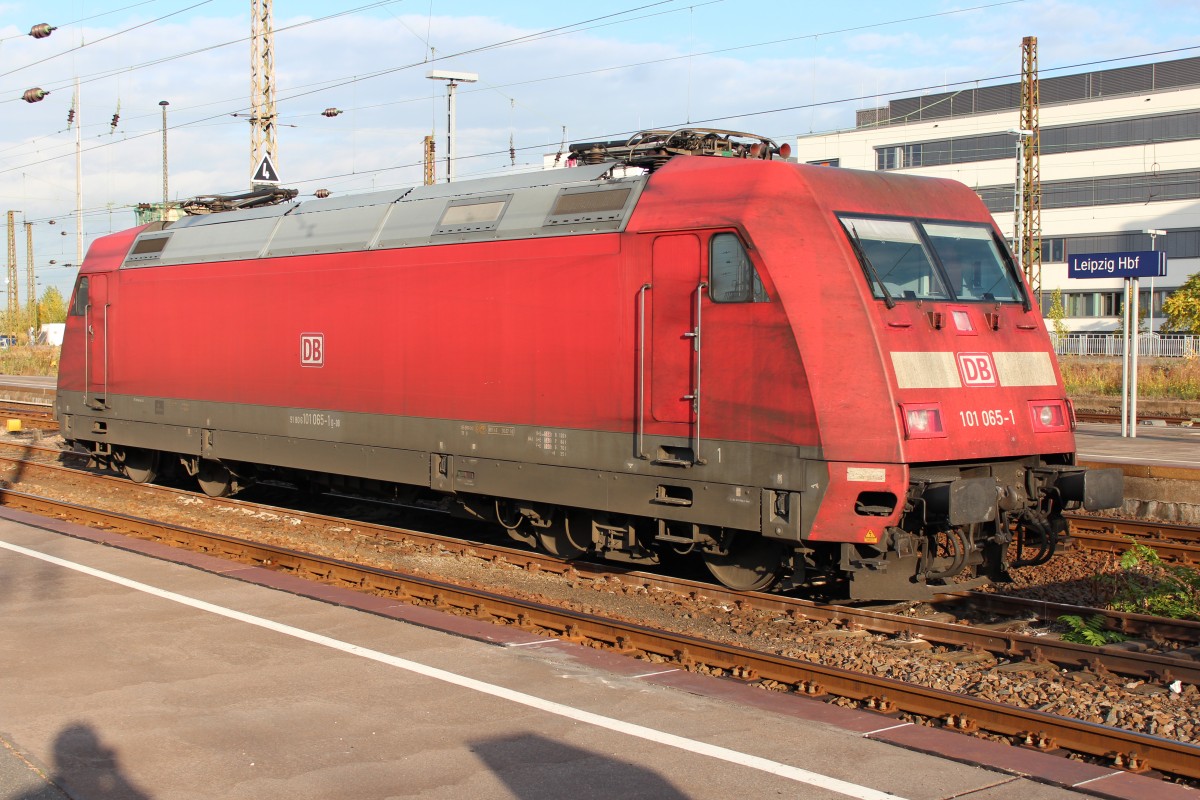 Lokportrait von der 101 065-1, Sie steht am 17.10.2013 in Leipzig Hbf.