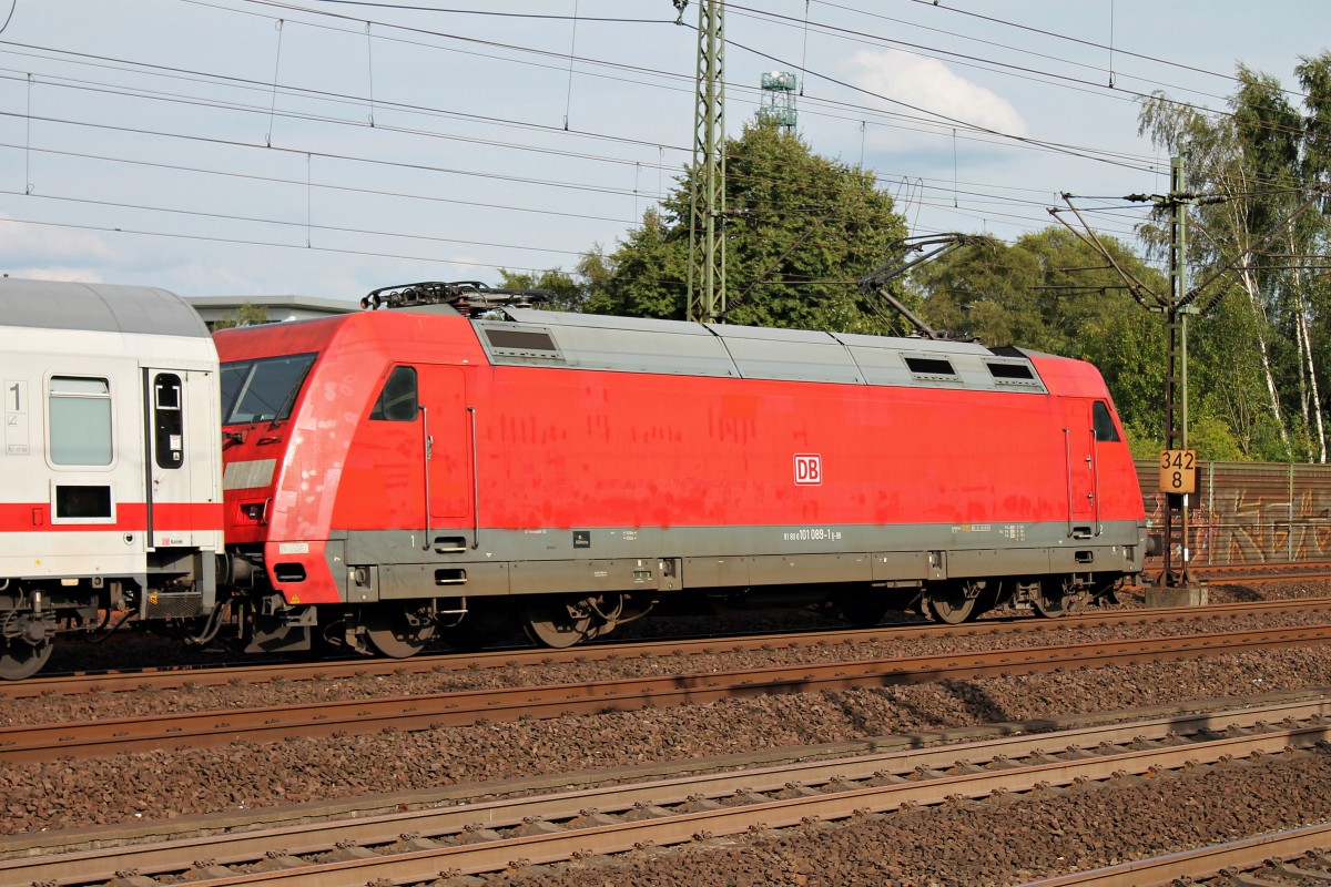 Lokportrait von 101 089-1 am 13.08.2014, als sie kurz vor ihrer Hauptuntersuchung und noch mit altem Ausgebesserten Lack, mit einem IC bei der Einfahrt in Hamburg Harburg.