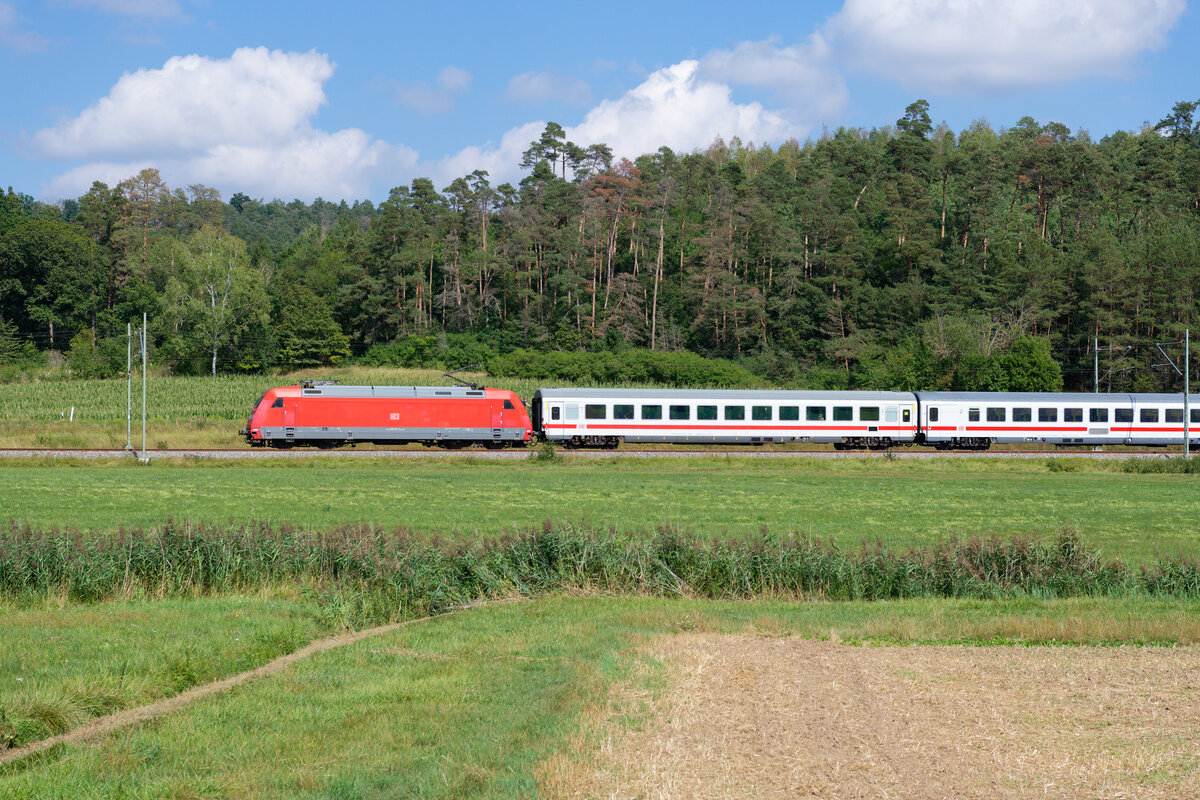 Lokportrait von 101 111 DB Fernverkehr mit dem IC 2082  Königssee  bei Oberdachstetten, 16.08.2020

