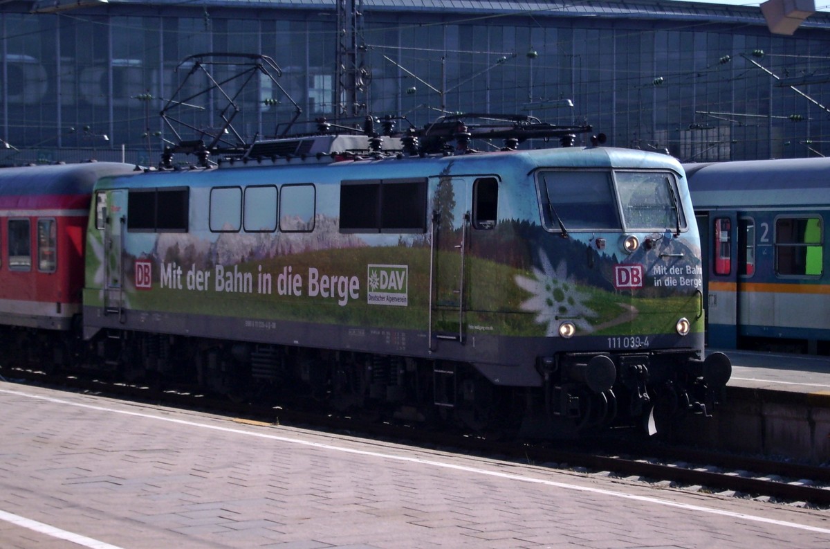Lokportrait von der 111 039-4  DAV  , als sie im Sommer 2010 mit einer RB nach Mittenwald in München Hbf steht.
