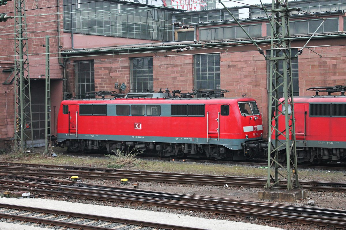 Lokportrait von 111 095, als sie am 21.03.2015 zusammen mit der 111 191 neben dem alten BW Frankfurt (M) 1 und wartet auf neue Einsätze.