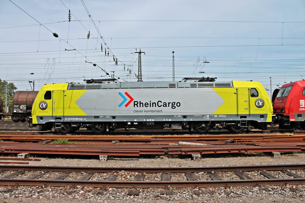 Lokportrait von 119 005-6, welche an die RheinCargo vermietet ist, am 11.05.2015, als sie zusammen mit zwei RHC 185er in Basel Bad Bf abgestellt war.