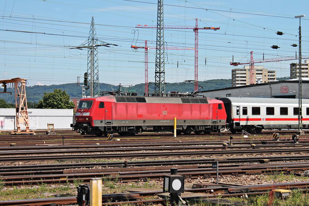 Lokportrait von 120 113-6, als sie am 26.06.2015 zusammen mit der Karlsruher KP-Reserve vor dem ICE Werk in Basel Bad Bf abgestellt war.