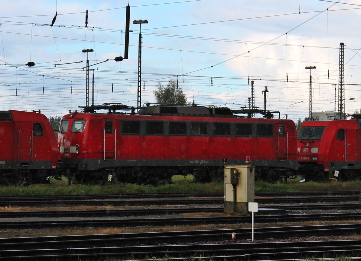 Lokportrait der 139 132-5 am regnerischen Nachmittag des 10.10.2013, als sie auf dem Bh Offenburg auf ihren nchsten Einsatz wartet. Sie stand zwischen den Loks 185 066-8 und der 185 345-6.