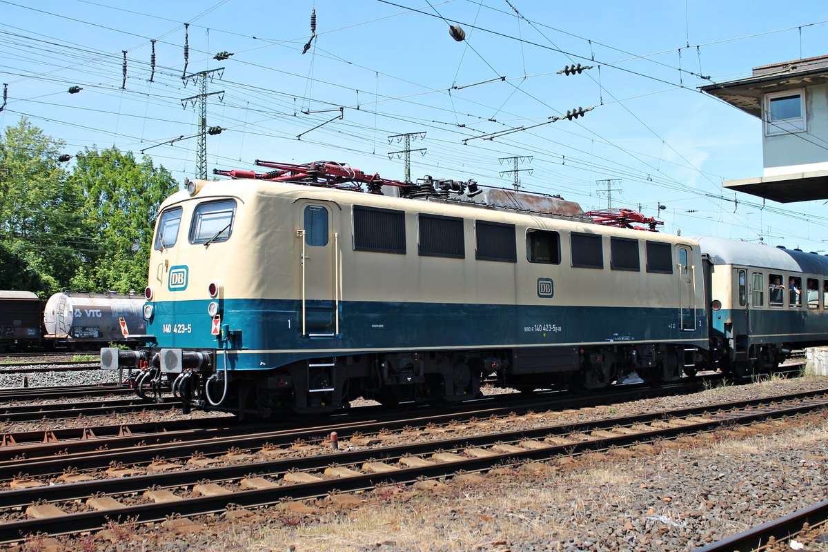 Lokportrait von 140 423-5 am 14.06.2015, als sie am Ende eines Pendelzuges (Koblenz Hbf - Koblenz Lützel (DB Museum) - Koblenz Hbf) für das Sommerfestes mit der E40 128 an der Zugspitze in den Rangierbahnhof von Koblenz Lützel einfuhr.