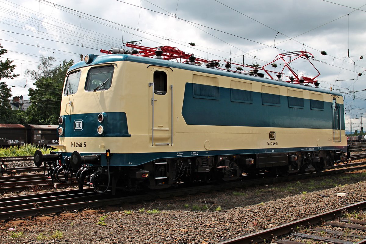 Lokportrait von 141 248-5 in ihrem neuen (alten) Versuchslack, als sie am 18.06.2016 an der Fahrzeugparade des Sommerfestes vom DB Museum in Koblenz Lützel teilnahm.