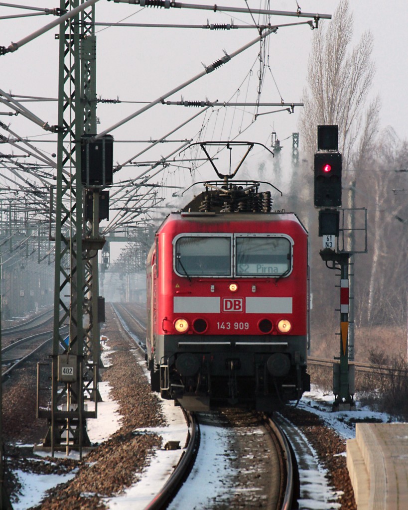 Lokportrait von der 143 909-0, sie fährt am 30.01.2014 in die S-Bahnbstation Dresden Reick ein, weiter geht die fahrt mit der S2 nach Pirna.