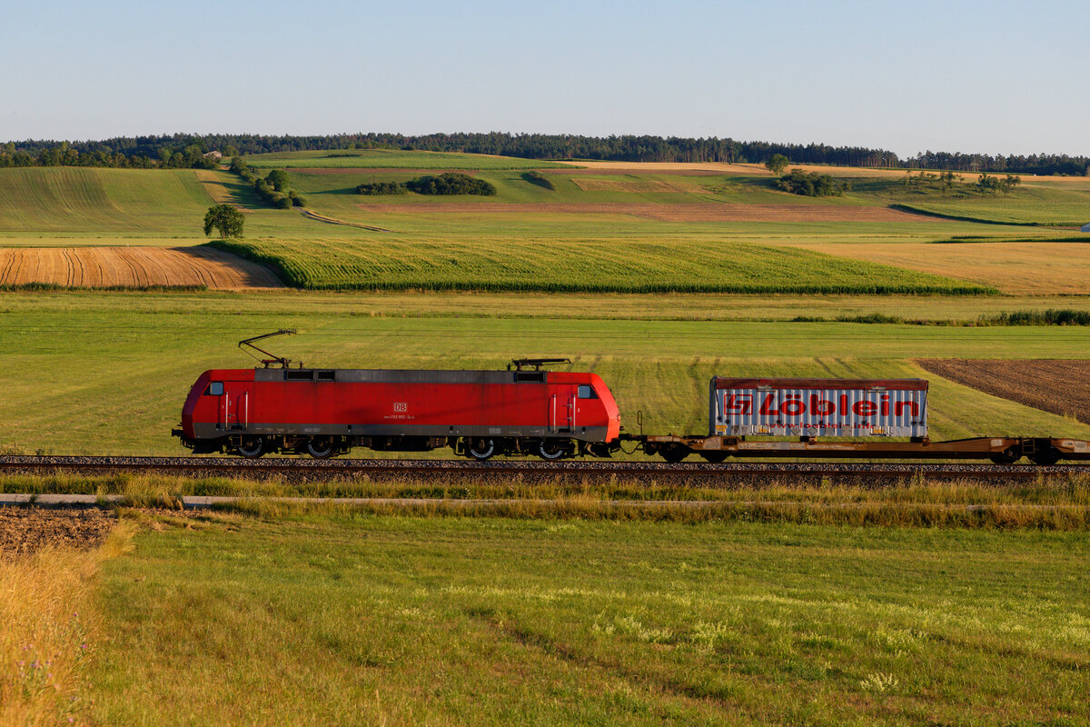 Lokportrait von 152 092 DB Cargo mit einem KLV-Zug bei Oberdachstetten Richtung Ansbach, 06.08.2020