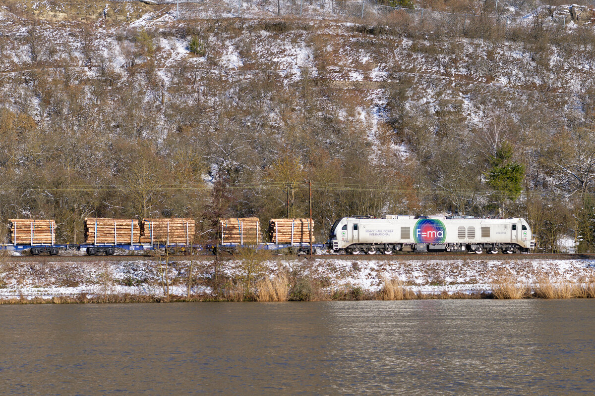 Lokportrait von 159 204 RCM/HHPI  F=ma  mit einem schweren Holzzug bei Karlstadt Richtung Würzburg, 12.02.2021

