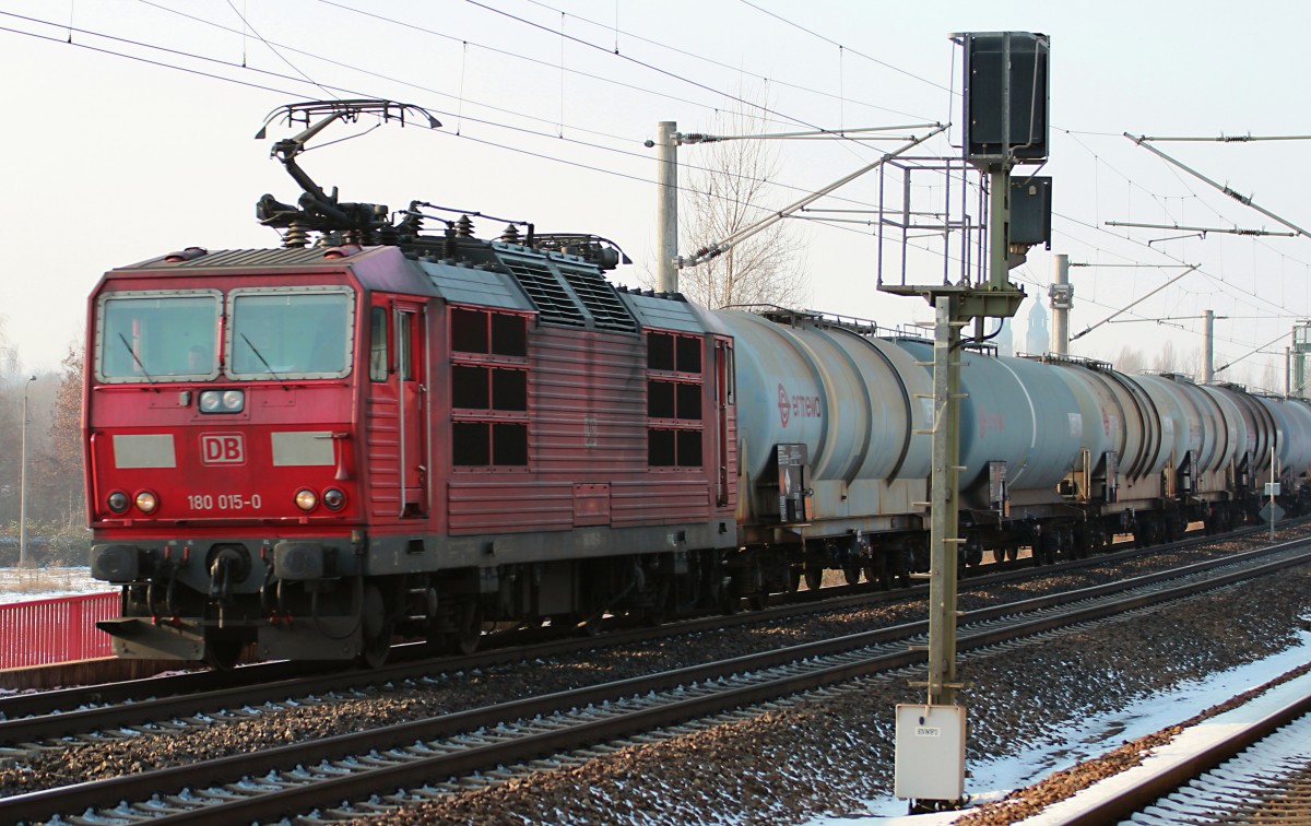 Lokportrait von der 180 015-0, sie kommt am 30.01.2014 mit einem Kesselzug durch Dresden Reick gefahren.