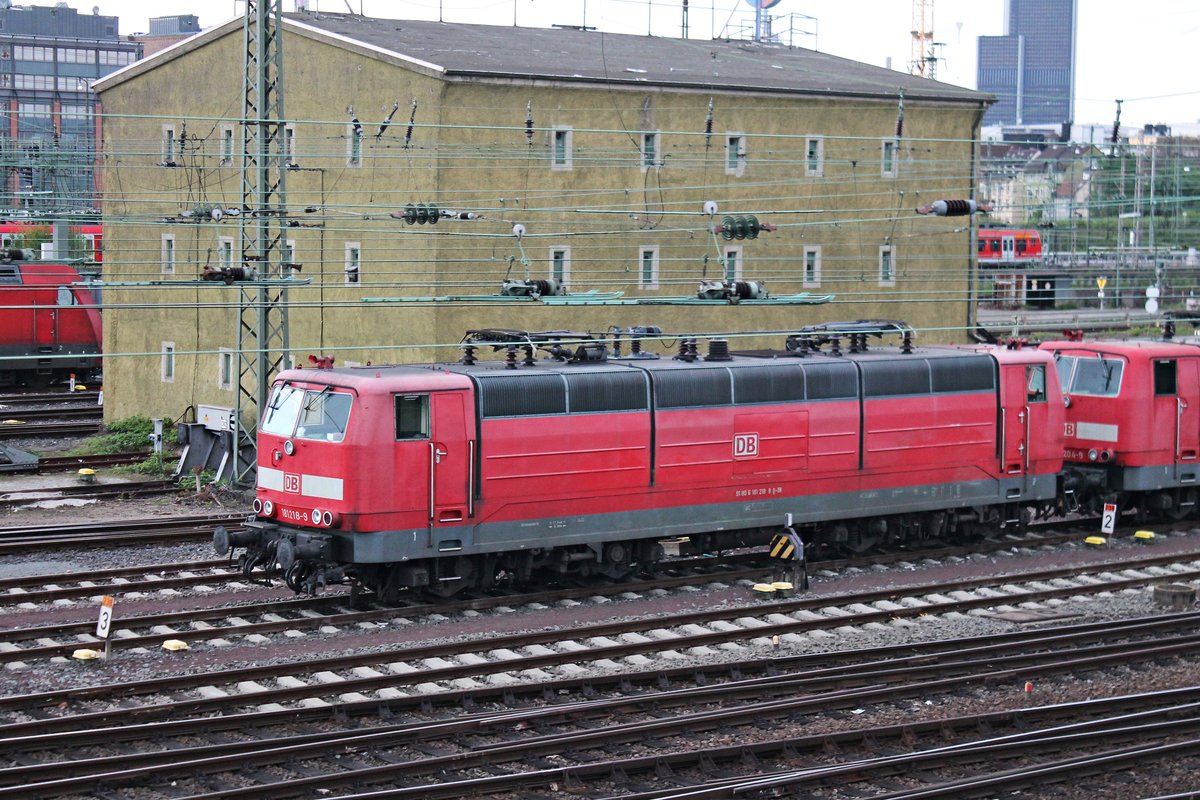 Lokportrait von 181 218-9 am 16.04.2017, als sie zusammen mit 181 204-9 abgestellt im BW Frankfurt (Main) 1 standen und dort auf ihre weiteren Aufgaben warteten. (Fotografiert aus Zug)