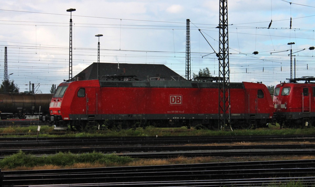 Lokportrait der 185 066-8, dia am regnerischen 10.10.2013 auf dem Bh Offenburg auf ihre n�chsten Ein�tze wartet.