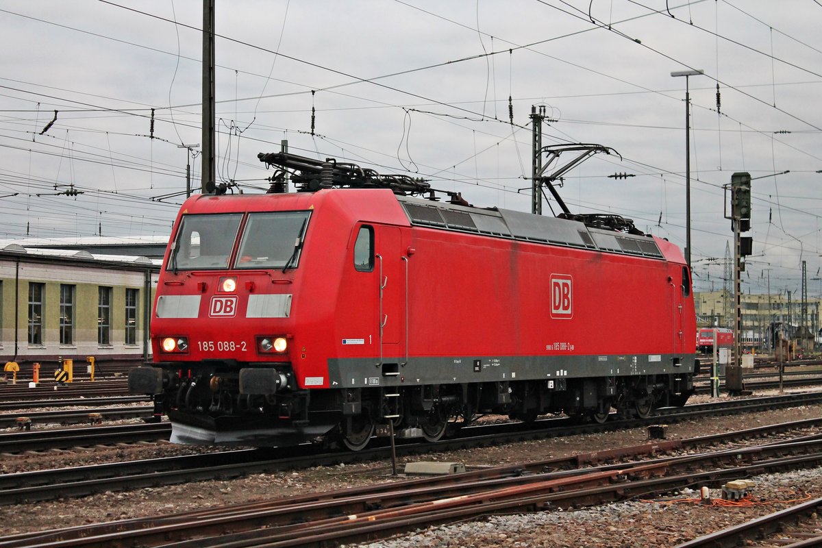Lokportrait von 185 088-2, als diese am 30.01.2018 als Lokzug aus Richtung Rangierbahnhof Muttenz über Gleis 1 durch den Badischen Bahnhof von Basel gen Weil am Rhein fuhr.