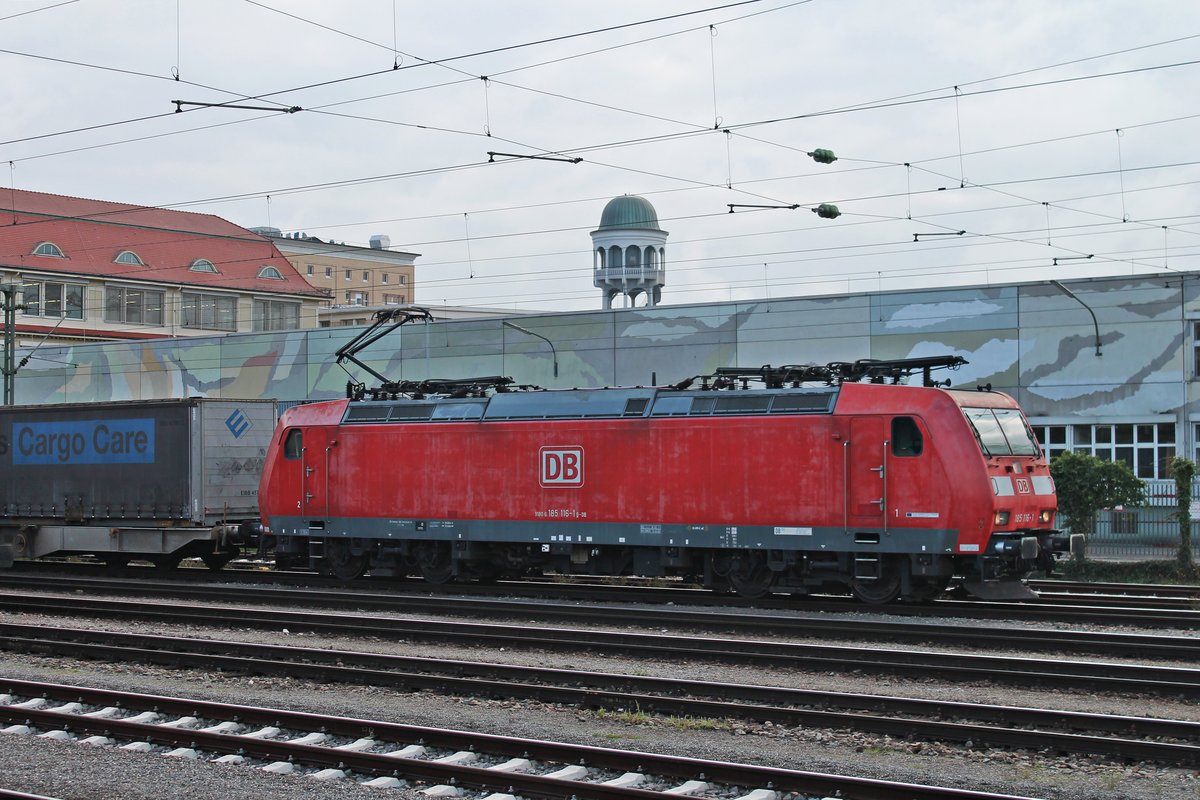 Lokportrait von 185 116-1, als diese am Morgen des 20.09.2017 mit einem Containerzug als Rastatt-Umleiter im Bahnhof von Singen (Hohentwiel) auf die Abfahrt gen Schweiz wartete.