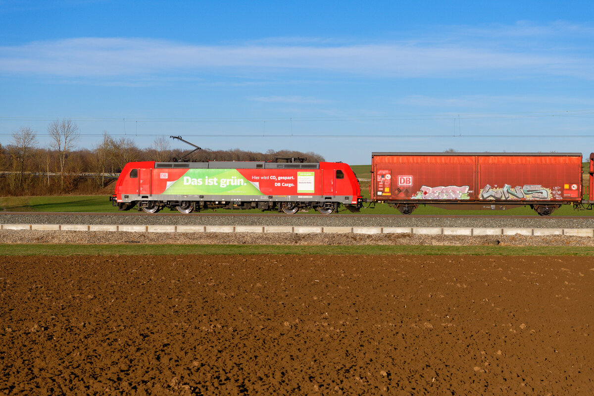 Lokportrait von 185 205 DB Cargo  Das ist grün  mit einem Autoteilezug bei Uffenheim Richtung Würzburg, 06.03.2021
