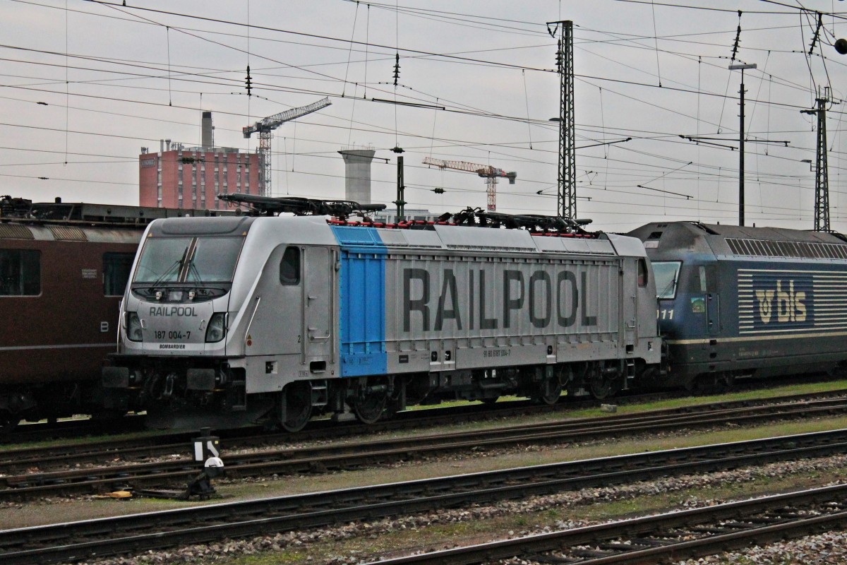 Lokportrait von 187 004-7, als sie am 13.11.2014 abgestellt in Basel Bad Bf neben BLS Cargo Loks stand.