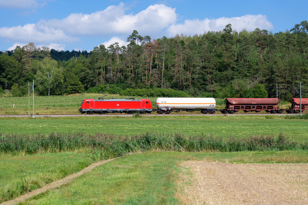 Lokportrait 187 081 DB Cargo mit einem gemischten Güterzug bei Oberdachstetten Richtung Würzburg, 16.08.2020