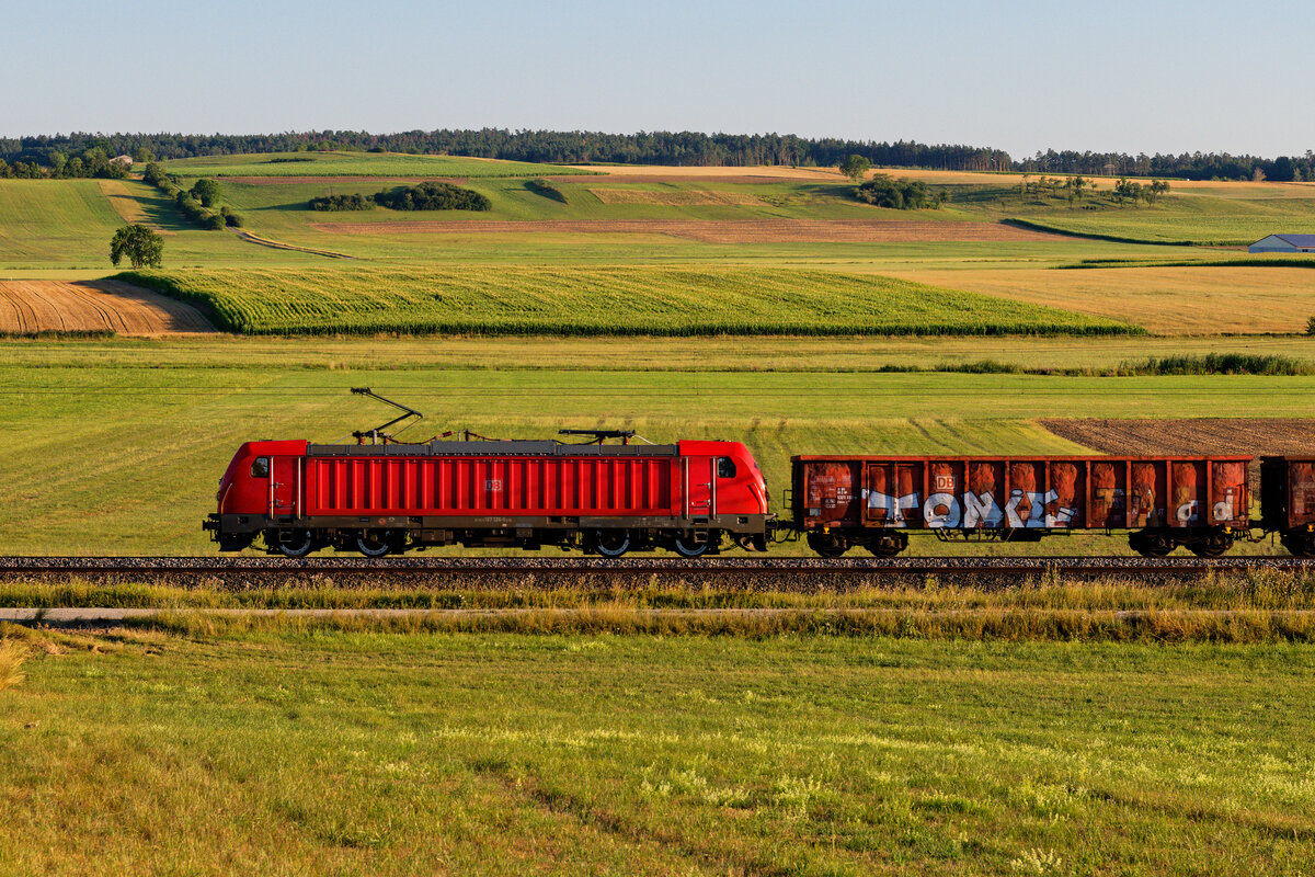 Lokportrait von 187 126 DB Cargo mit einem gemischten Güterzug bei Oberdachstetten Richtung Ansbach, 06.08.2020