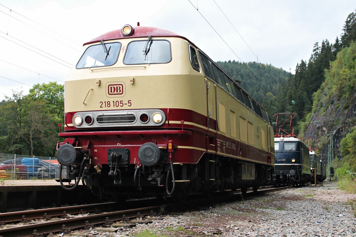 Lokportrait von 218 105-5 der WestFrankenBahn am 13.09.2014 bei den Tribegrer Bahnhofstagen.