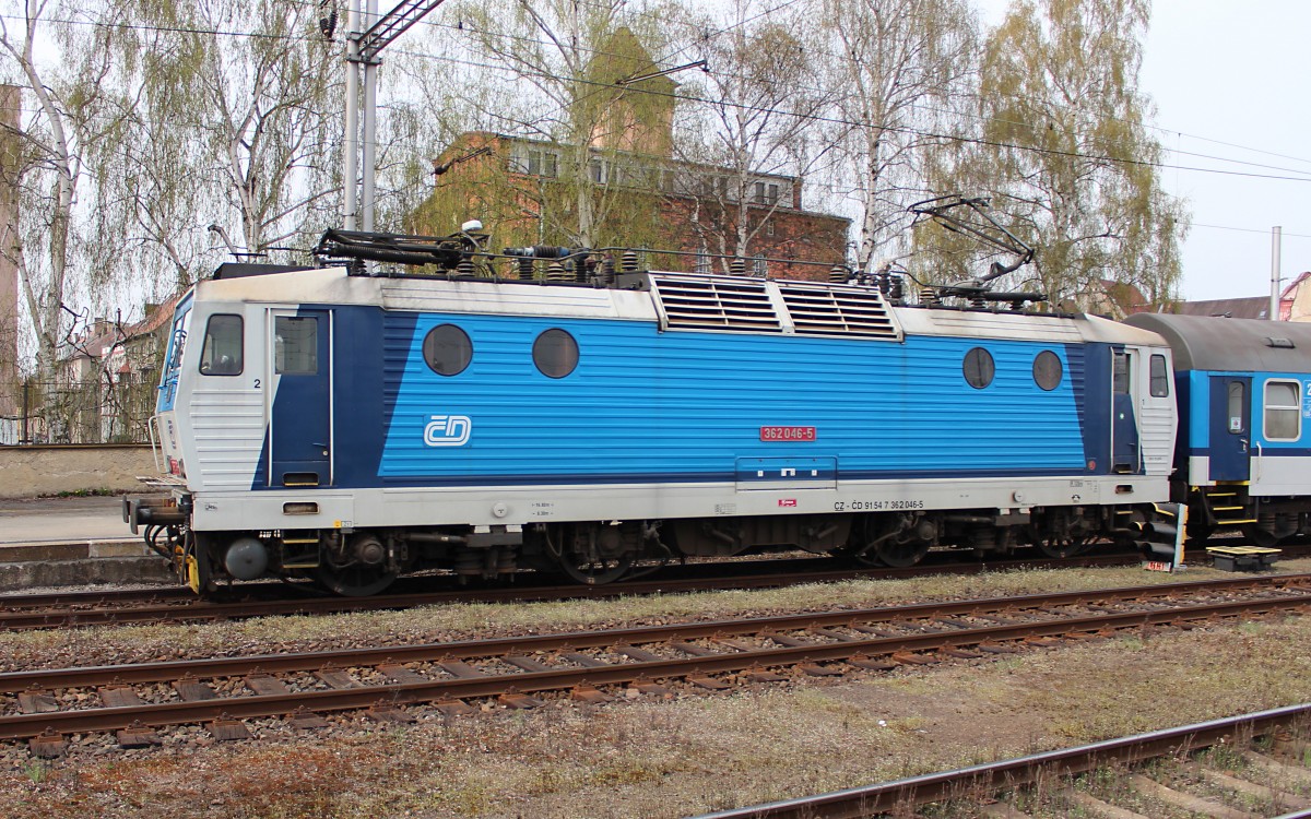 Lokportrait von der 362 045-6, die am 05.04.2014 mit dem R 610 aus Praha hl.n. im Zielbahnhof in Cheb ankommt.  